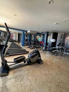 特鲁希略Gran Recreo Hotel - Trujillo - Perú的健身房设有跑步机和椭圆机