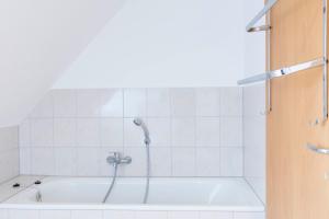 沙博伊茨Hotel BUTZ的浴室设有浴缸和淋浴。