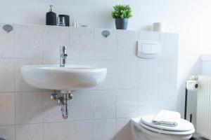 沙博伊茨Hotel BUTZ的白色的浴室设有水槽和卫生间。