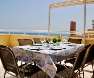 奥罗佩萨德尔马Primera línea de mar con terraza ático en Magic World - Marina Dor的海景阳台上的桌子
