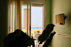 奥罗佩萨德尔马Primera línea de mar con terraza ático en Magic World - Marina Dor的客房拥有绿色的墙壁和美景窗户。