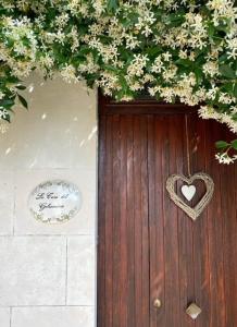 阿夸维瓦皮切纳La Casa del Gelsomino的木门,上面有心形标志