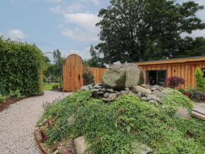 威尔斯浦Celyn的一座带岩石和木结构建筑的花园