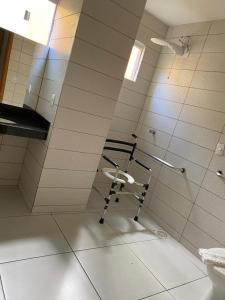 特雷西纳RILL HOTEL BY UCHÔA的浴室配有淋浴和卫生间。