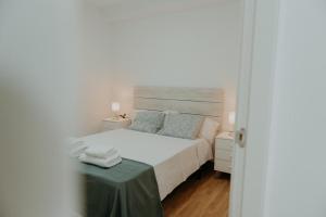 阿尔加罗沃Vimar Algarrobo Costa的卧室配有白色的床和桌子