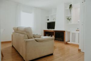 阿尔加罗沃Vimar Algarrobo Costa的白色的客厅配有椅子和电视
