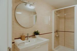 阿尔加罗沃Vimar Algarrobo Costa的一间带水槽、镜子和淋浴的浴室
