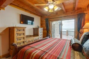 SpavinawLakefront Langley Retreat with Decks and Great Views!的一间卧室设有一张床和一个滑动玻璃门