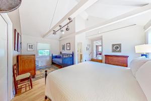 杰克逊Cottage at Green Hill的卧室配有一张白色大床