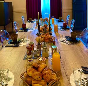 勒芒Le Henri IV的长桌,带糕点盘和橙汁