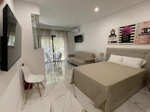 阿尔布费拉Estudio Balaia by Villas Key的一间卧室设有一张床和一间客厅。