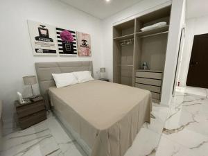 阿尔布费拉Estudio Balaia by Villas Key的一间卧室配有一张床和一个步入式衣柜