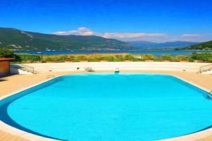 帕拉蒂科Copelia - Pool and Elegance的享有水景的大型游泳池