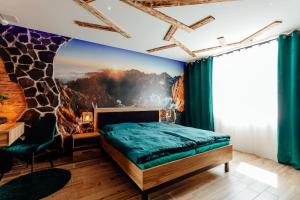 特尔乔夫PARADiSE Wellness Residence的卧室的壁挂有长颈鹿壁画