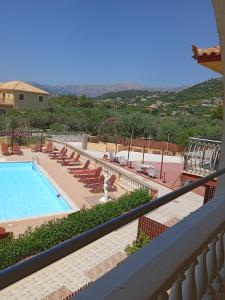 阿尔戈斯托利翁Ionian residence的享有带躺椅的游泳池的景色