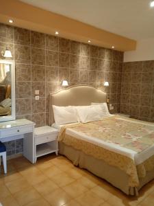 阿尔戈斯托利翁Ionian residence的一间卧室配有一张大床和镜子