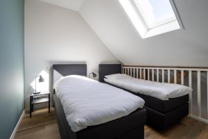 WijheBoerderijkamer 't Keukentje的小型客房 - 带2张床和窗户