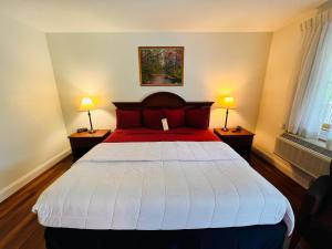盖茨堡Inn at Cemetery Hill的卧室配有红色和白色的床及两盏灯