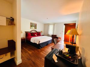 盖茨堡Inn at Cemetery Hill的配有红色枕头的床的酒店客房