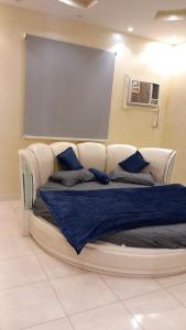 延布شاليه سحاب的一张带蓝色枕头的大床