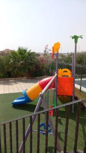 延布شاليه سحاب的公园游乐场上的滑梯