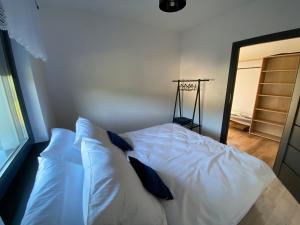 布伦纳DOMKI MADZIA的一间卧室配有带白色床单和枕头的床。