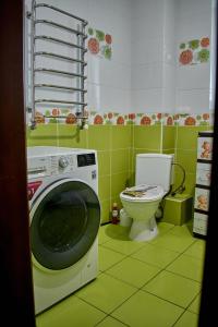 卡缅涅茨-波多利斯基Vacation home Lubov的一间带洗衣机和卫生间的浴室
