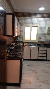 延布شاليه سحاب的客房内的厨房配有炉灶烤箱
