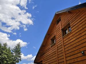 Dom Na Korzeniu的两扇窗户的木质建筑