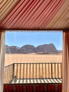 DisahDesert's Soul Wadi Rum的享有沙漠和山脉美景的窗户。
