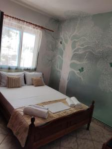 伊利达Kea Guesthouse的卧室配有一张挂在墙上的树壁床。