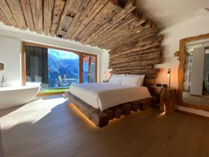 韦尔米廖阿尔福斯木屋酒店的一间卧室配有一张床、一个浴缸和一个水槽