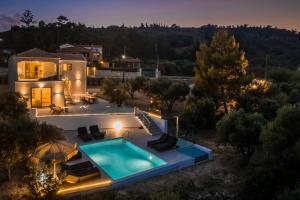 里科索翁Villa Sensi的别墅前设有游泳池
