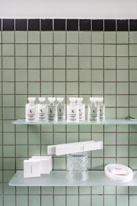 伦敦约克加奥尔巴尼酒店的浴室内的带洗浴用品的架子