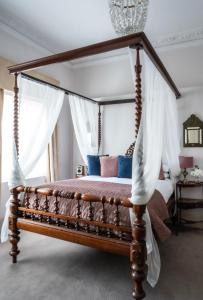 伦敦约克加奥尔巴尼酒店的卧室内一张带木架的天蓬床