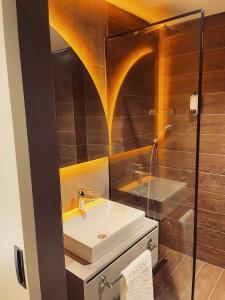 特拉布宗Uzunkum Hotel的一间带水槽和淋浴的浴室