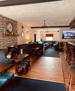 CloghanReelin bar holiday Accommodation的餐厅设有桌椅和墙上的时钟