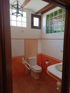 El BatánCASA RURAL CURTIDORES的浴室配有卫生间、盥洗盆和浴缸。
