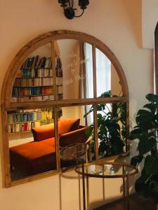 布拉格Nana Macs的客厅里一个带沙发的书架