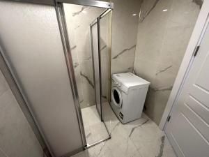 内夫谢希尔THE SUİT Residence的浴室配有淋浴间和卫生间。