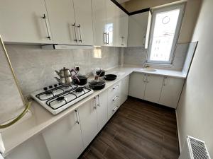 内夫谢希尔THE SUİT Residence的白色的厨房配有炉灶和窗户。
