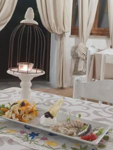 塞斯托拉Hotel Calvanella的桌上的食盘,鸟笼