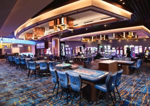 拉斯维加斯Enticing Stay at Strat Casino STRIP Las Vegas的赌场内带桌椅的酒吧