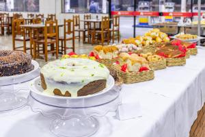阿帕雷西达Hotel Caminho do Rosário的餐桌上摆放着蛋糕和食物篮子