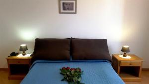 皮佐Palazzo Zimatore Residenza D'Epoca的一间卧室配有蓝色的床和2个床头柜