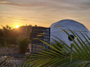 圣卡洛斯PRANA hOMe的圆顶帐篷,背面是日落