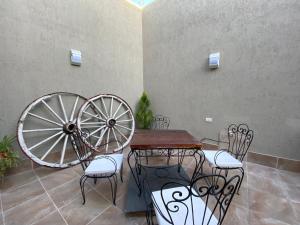 瓜伊马延Mendoza Deptos apart的配有桌椅和大轮子的房间