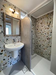 加利萨斯KROISSOS的一间带水槽和镜子的浴室