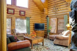阿尔托Lacys Log Cabin Alto Home with Mountain Views!的小木屋内带电视的客厅