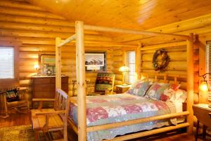 阿尔托Lacys Log Cabin Alto Home with Mountain Views!的小木屋内一间卧室,配有一张床